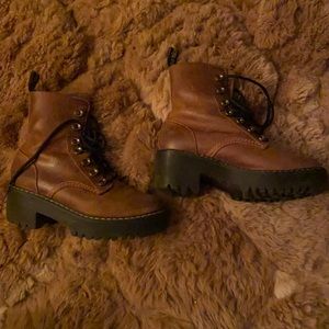 Leona platform boot